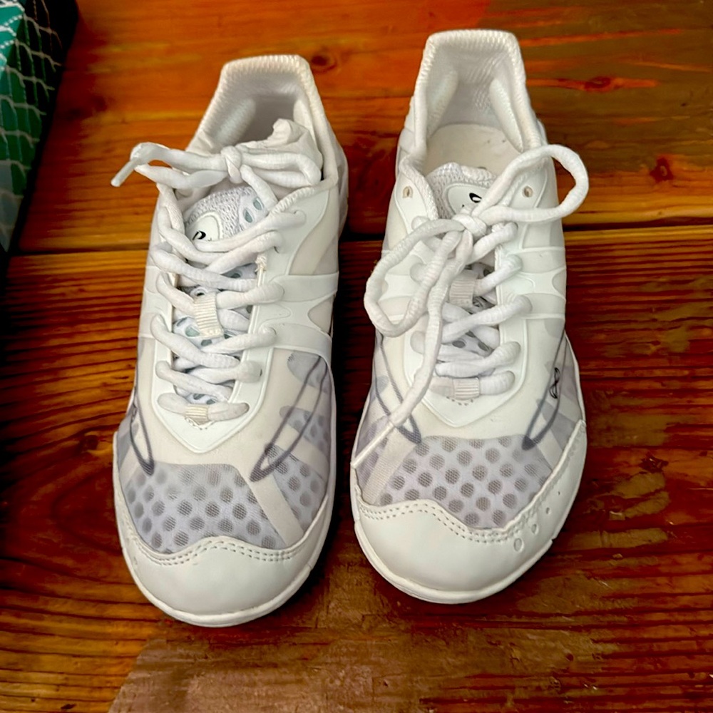Brand new NFINITY vengeance size 6.5 cheer shoe includes infinity bag